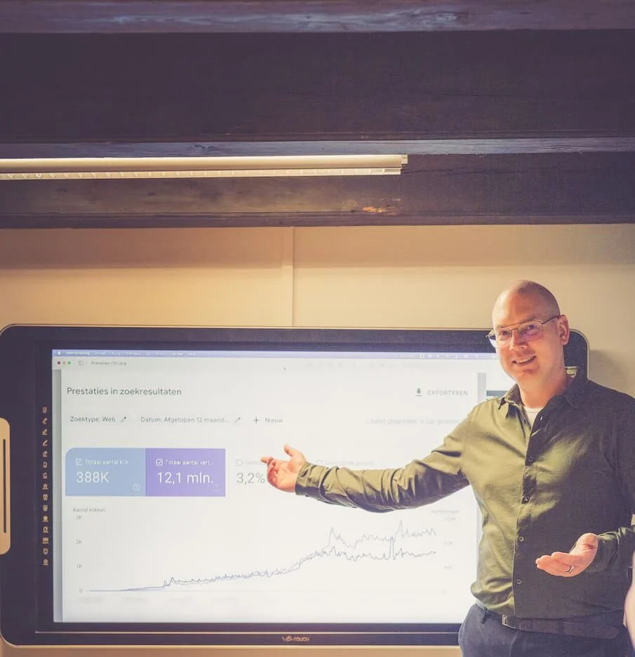 Jan Boersma aan het werk achter het SuperSEO systeem.