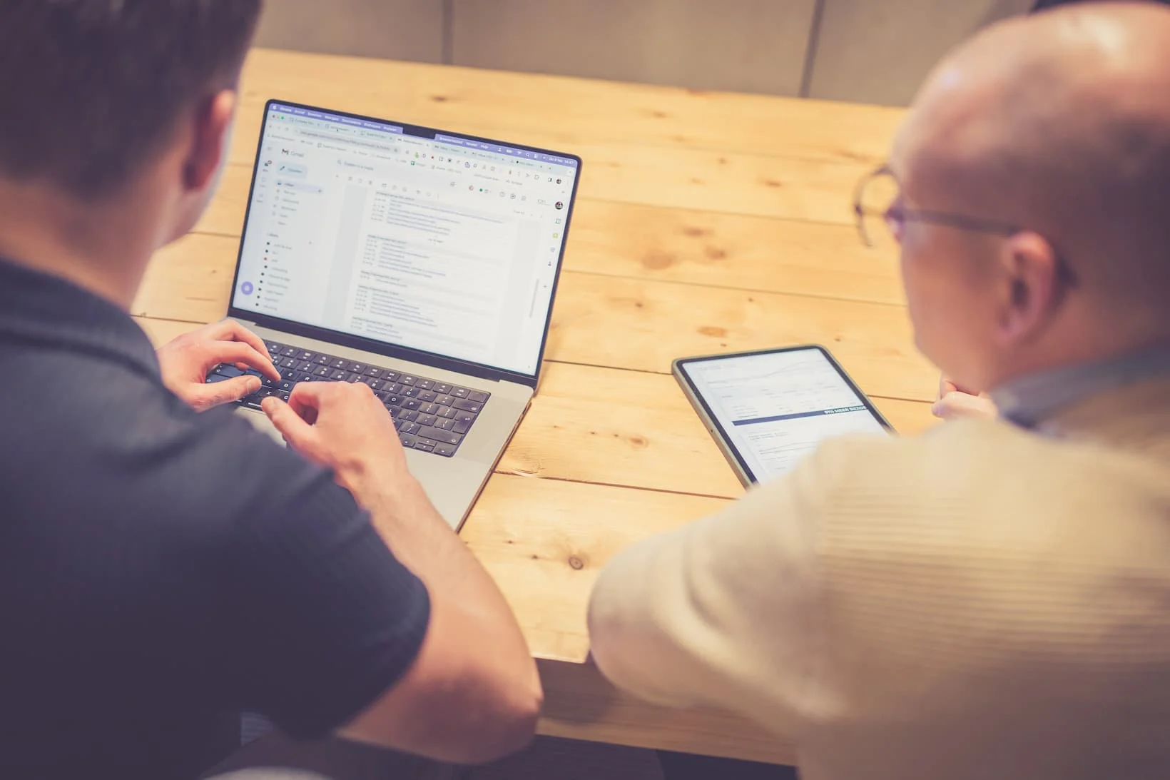 Overlegmoment binnen SuperSEO tijdens klantwerk en SEO-structuurkeuzes.
